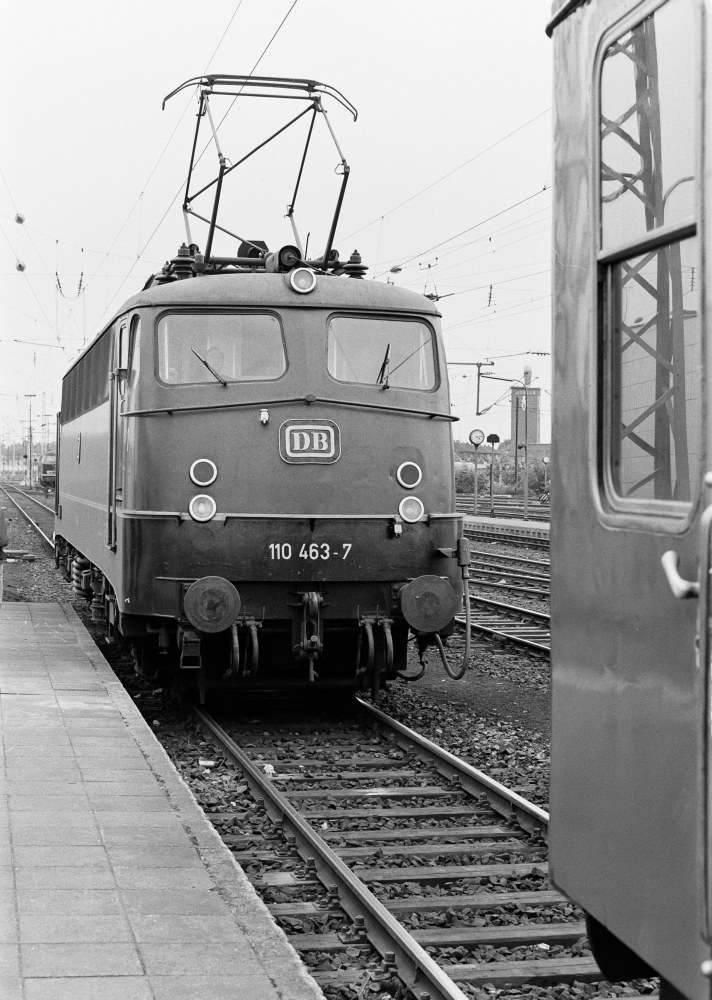 http://images.bahnstaben.de/HiFo/00019_Lokwechsel - Braunschweig Hbf am 4.6.1976/3835323664313765.jpg
